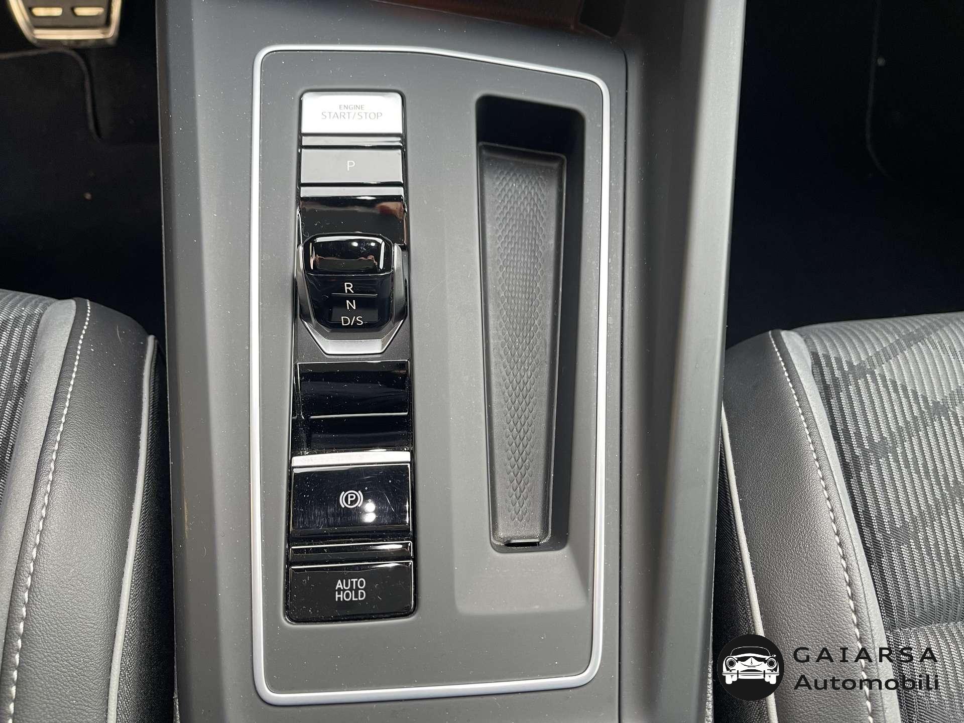 Volkswagen Golf  Golf VIII 1.5 etsi evo R-Line 150cv dsg